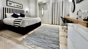 Une chambre moderne avec un grand lit, un bureau et une chaise.