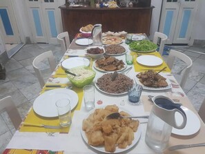 Desayuno con opciones de la cocina local diario (EUR 7 por persona)