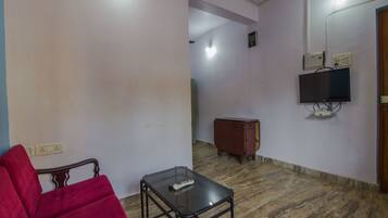 Double or Twin Room | Living area