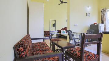 Double or Twin Room | Living area