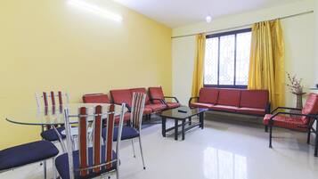 Double or Twin Room | Living area