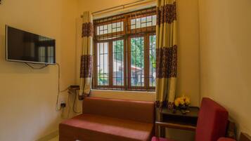 Double or Twin Room | Living area