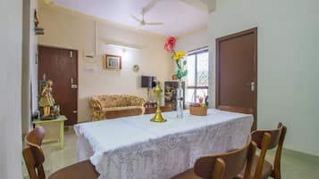 Double or Twin Room | In-room dining