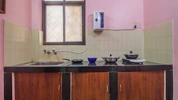 Double or Twin Room | Private kitchenette | Fridge