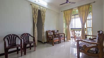 Double or Twin Room | Living room