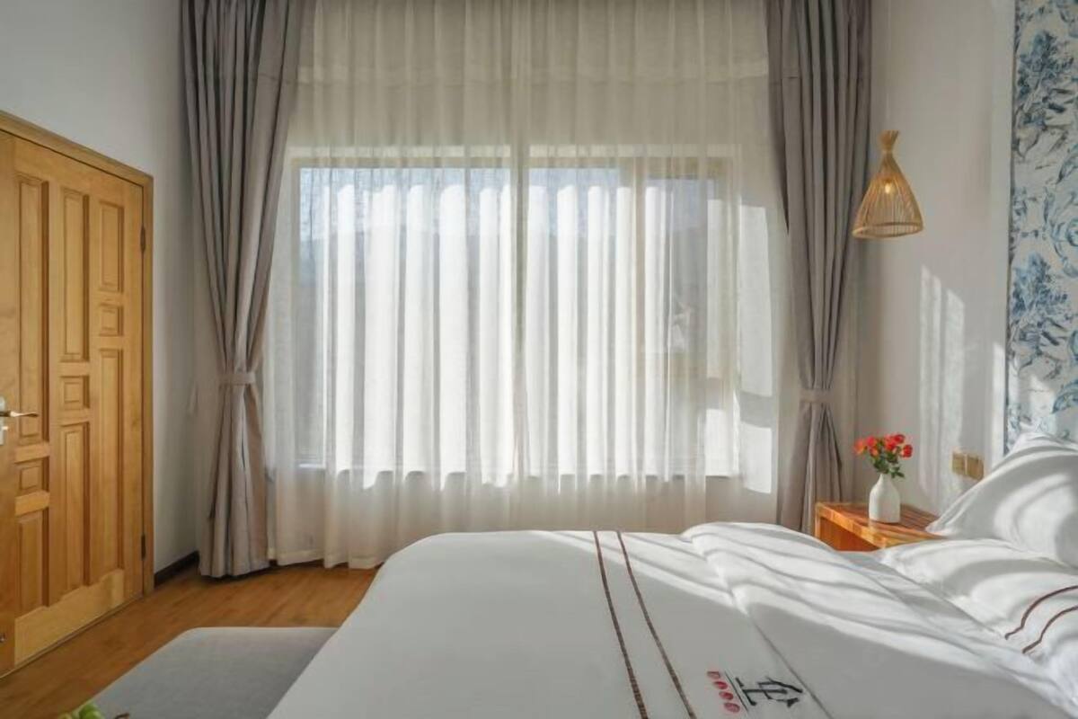 Desk, blackout curtains, free WiFi