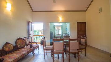 Double or Twin Room | Living area