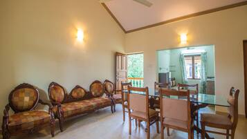 Double or Twin Room | Living area