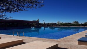 2 piscinas al aire libre, cabañas de piscina gratuitas, sombrillas