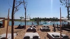 2 Außenpools, Cabañas (kostenlos), Sonnenschirme