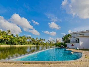 Hồ bơi ngoài trời