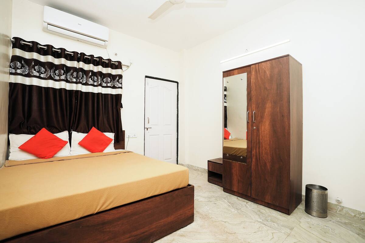 Deluxe Room | Desk, rollaway beds, free WiFi, bed sheets