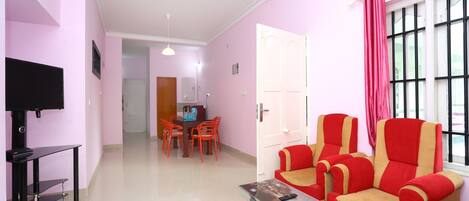 Chambre double ou avec lits jumeaux | Aire de séjour | Téléviseur