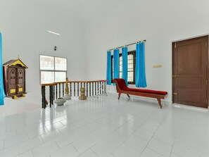 Double or Twin Room | Living area