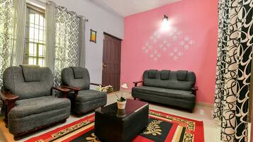 Double or Twin Room | Living area