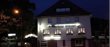 Fassade der Unterkunft – Abend/Nacht