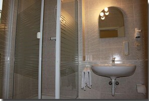 Basic-Dreibettzimmer | Badezimmerausstattung | Dusche, Haartrockner, Handtücher