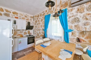 Villa | Eigene Kochnische | Großer Kühlschrank, Ofen, Herdplatte, Wasserkocher