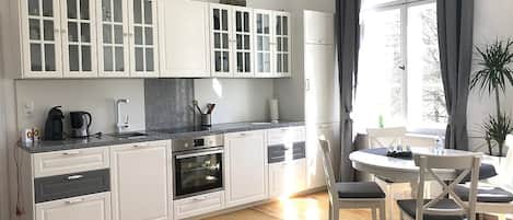 Departamento (Bechstein) | Cocineta privada | Refrigerador, horno, cafetera y tetera y tetera eléctrica