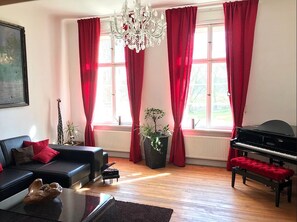 Muebles diferentes, escritorio y tabla de planchar con plancha 