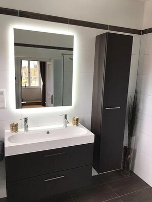 Apartment (Boesendorfer) | Bathroom