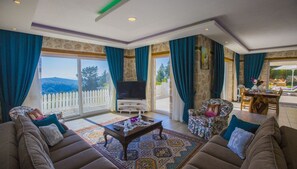 Villa, 2 Schlafzimmer | Wohnbereich | Plasmafernseher