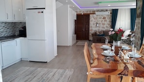 Villa, 2 habitaciones | Zona de estar | Una televisión de plasma