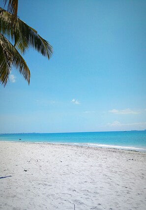 Playa privada, arena blanca, masajes en la playa