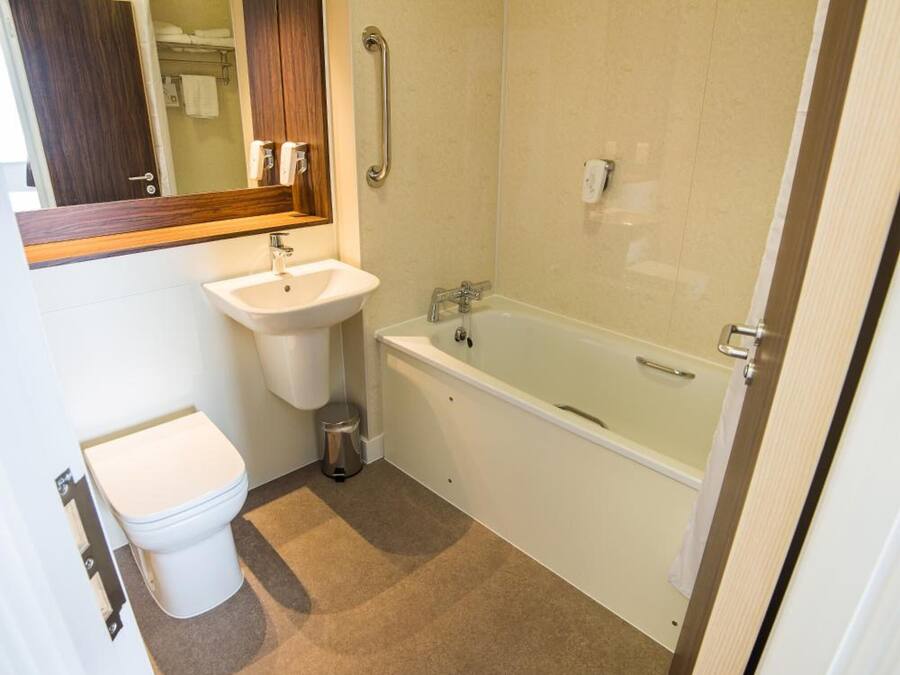 Un baño con inodoro, lavabo y bañera.