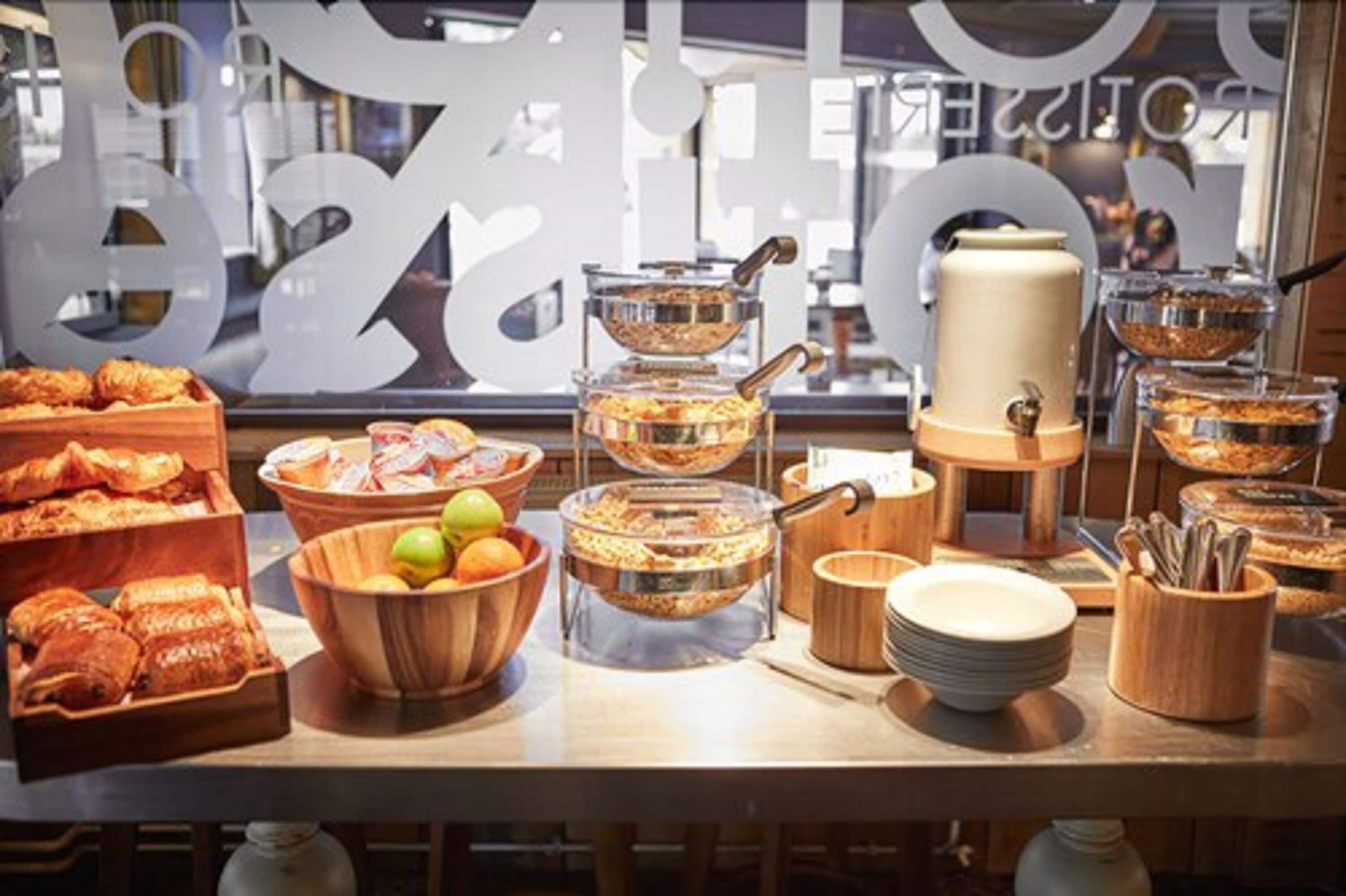 Desayuno completo diario (GBP 8.75 por persona)