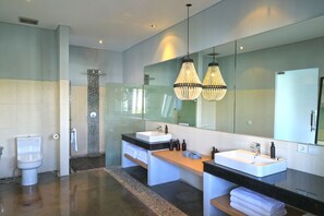 Articles de toilette (gratuits), séchoir à cheveux, serviettes fournies