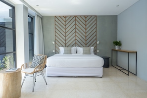 고급 침구, 미니바, 객실 내 금고, 책상