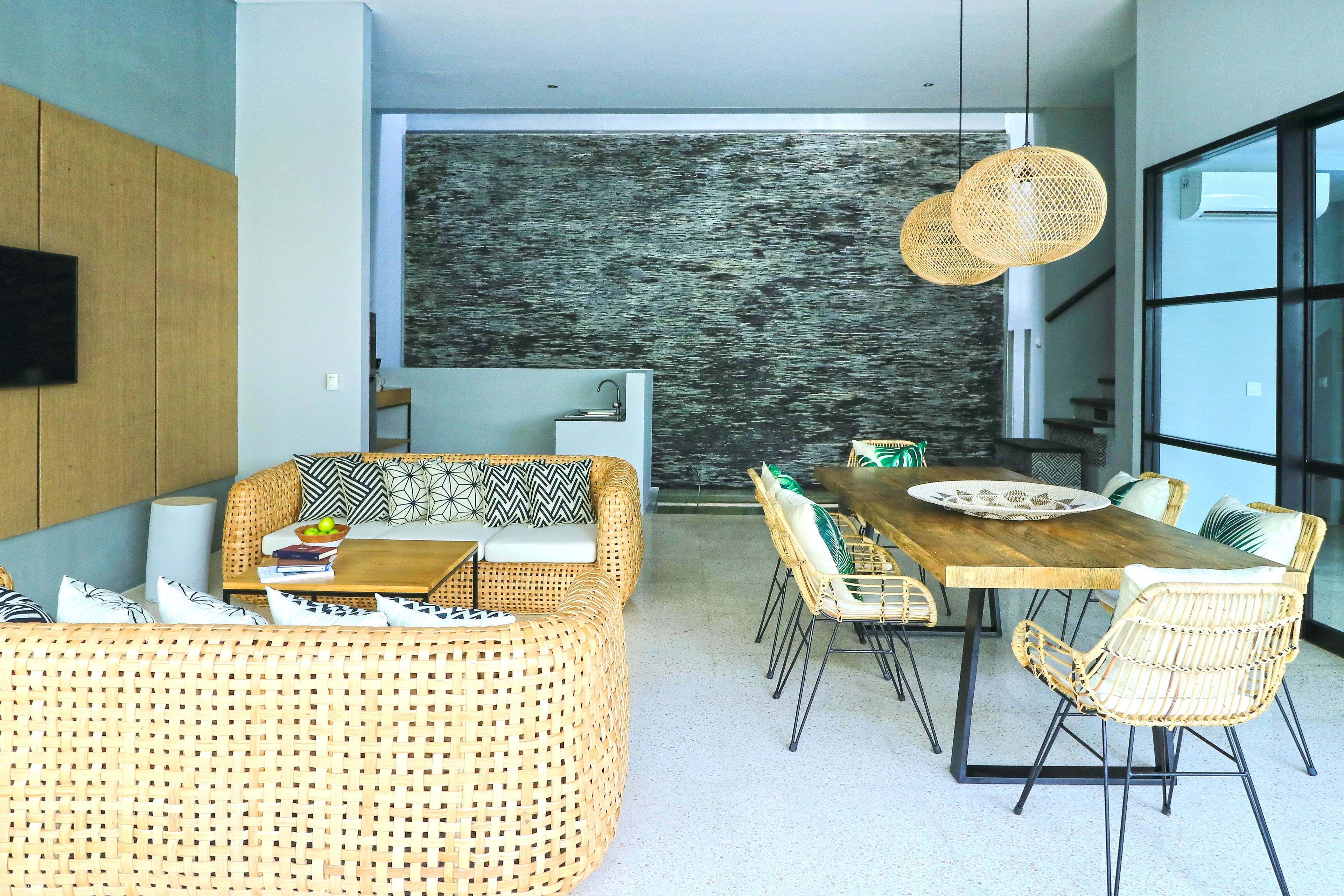 Smart TV de 43 pulgadas con canales vía satélite, televisión y Netflix 