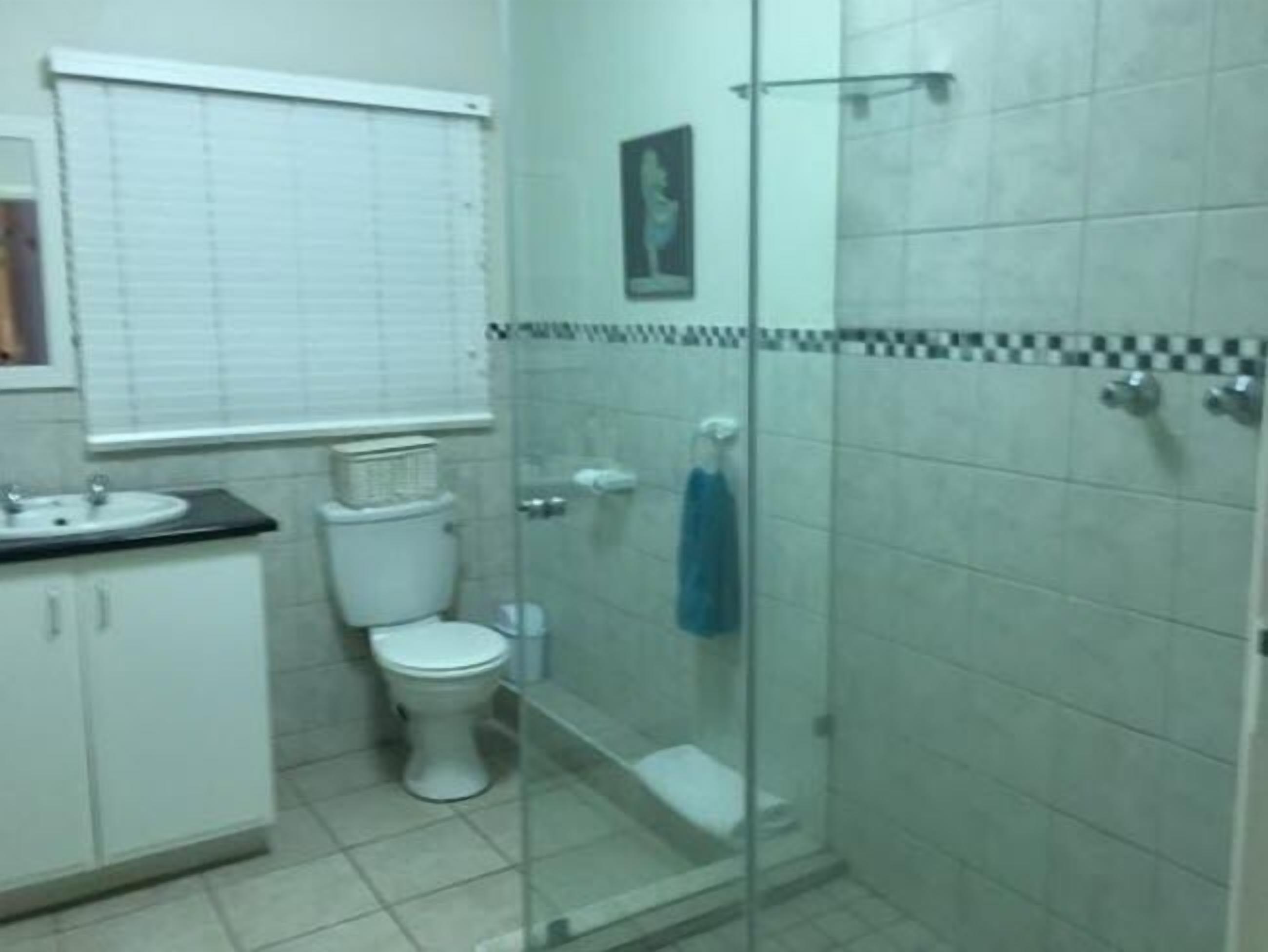 Un bagno con il water, un lavandino e una zona doccia.