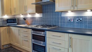 Mayville Lodge | Private kitchen | Fridge, microwave, oven, stovetop - Mayville Lodge (Scarborough)