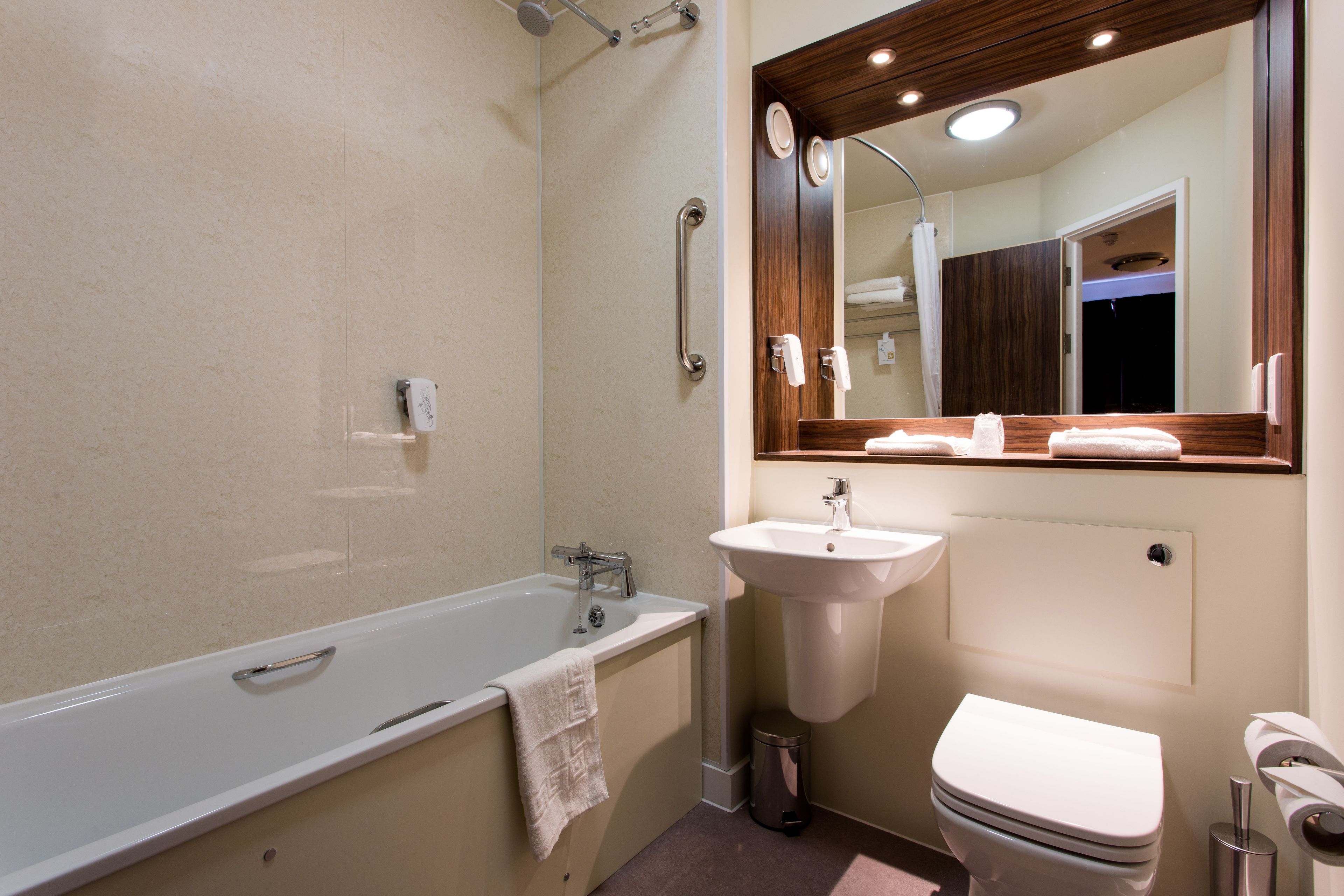 Un baño con bañera, lavabo e inodoro.