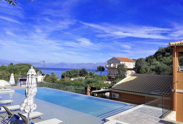 Outdoor pool - Pyramid City Apartments (Corfu)