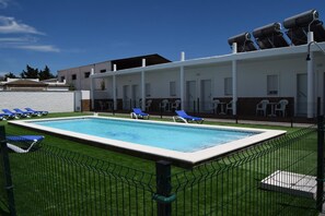 Outdoor pool, pool loungers - Alojamientos Alma Conil (Conil de la Frontera)