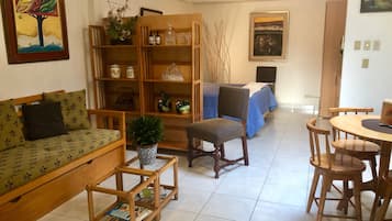 2 bedrooms, iron/ironing board, internet, bed sheets