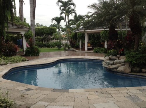 Suite, tropischer Garten, See und Pool