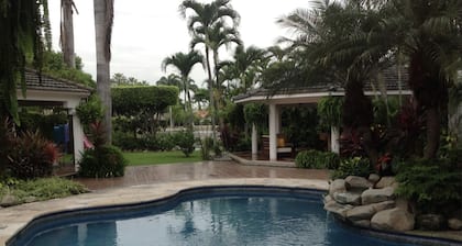 Suite, tropischer Garten, See und Pool