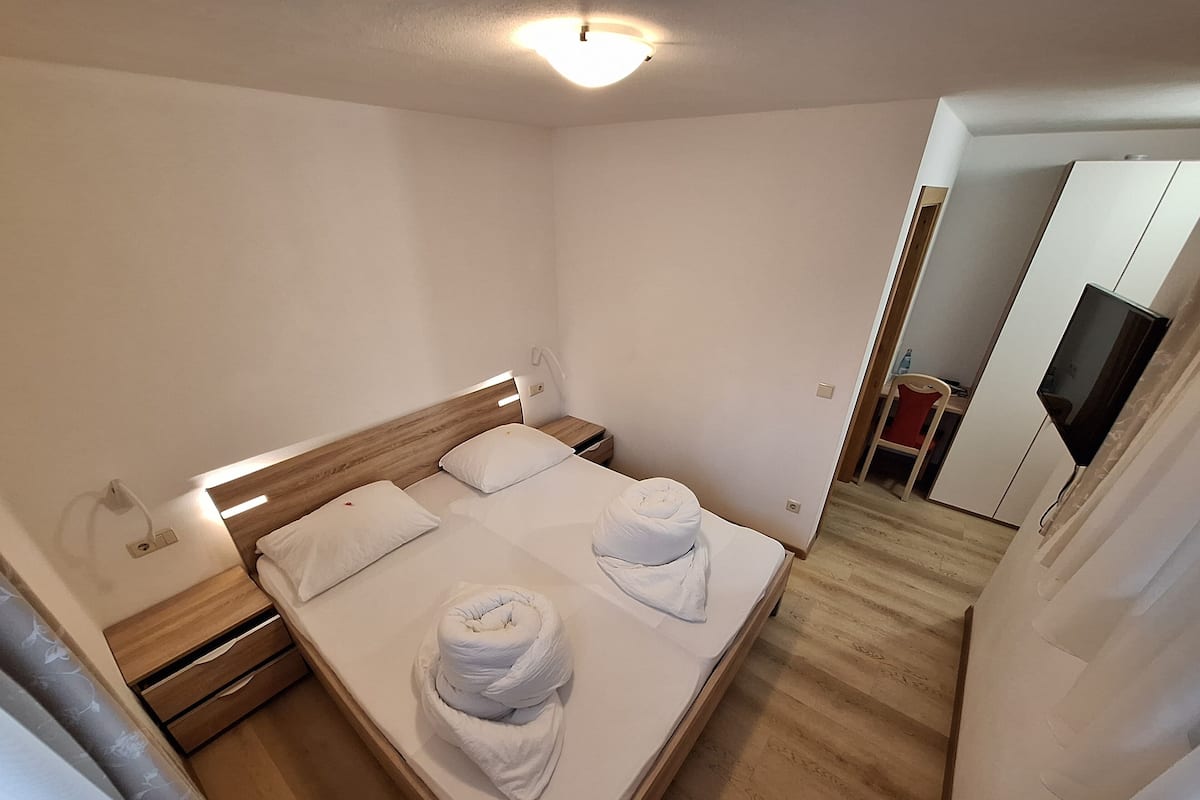Quarto casal básico, para não fumantes | Cofres nos quartos, individualmente decorados