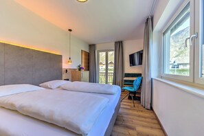 Deluxe Double Room, Balcony, Mountain View | Peti besi dalam bilik, dihias secara berasingan 