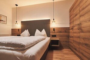 Kamar Double Deluks, balkon, pemandangan gunung | Brankas dan didekorasi berbeda-beda