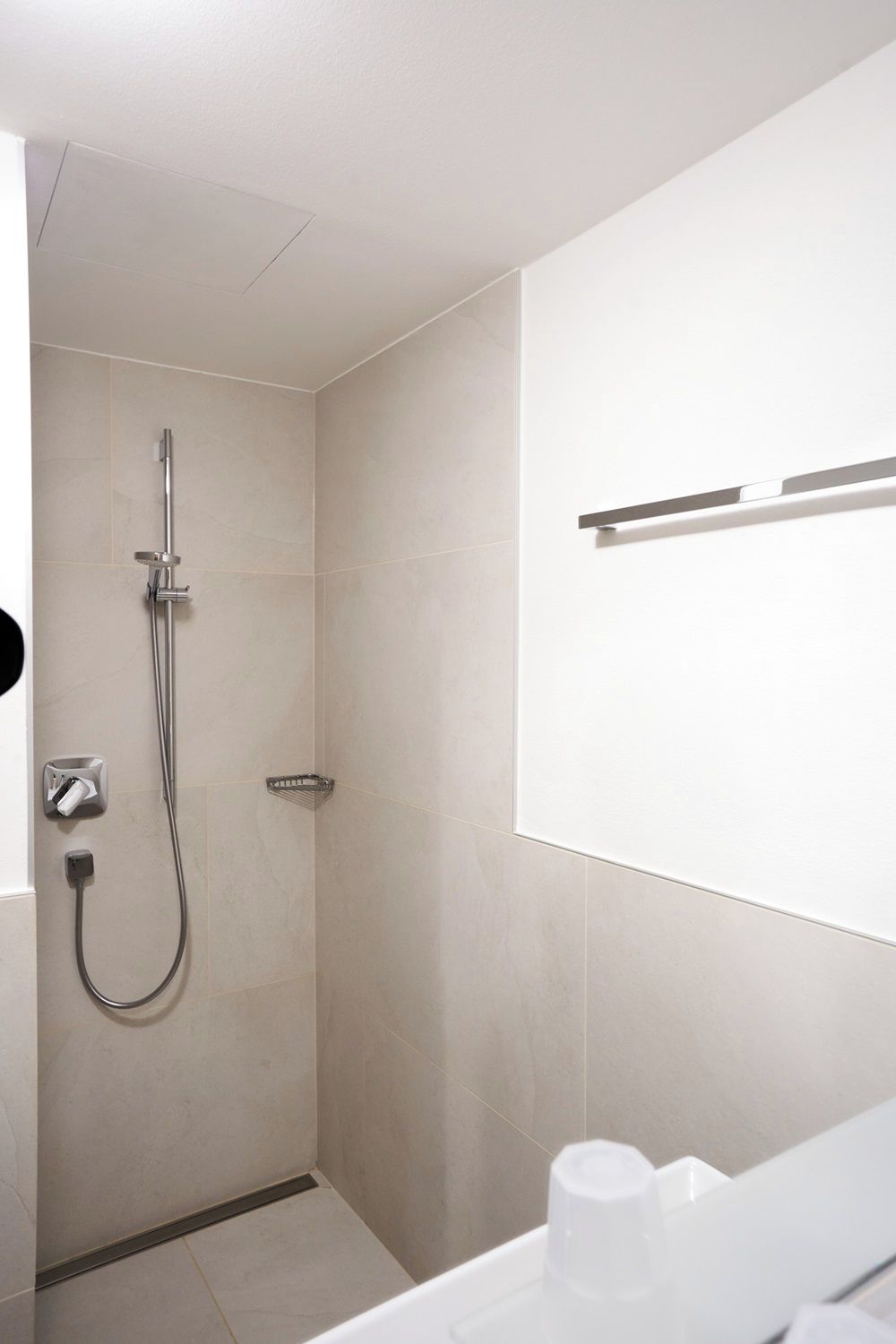 Un baño moderno con ducha, inodoro y lavamanos.