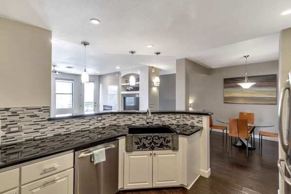 Jääkaappi, mikroaaltouuni, uuni, liesi