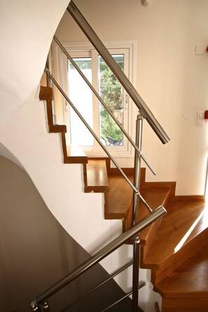 Villa, delvis sjøutsikt | Oppholdsområde | LED-TV og peis