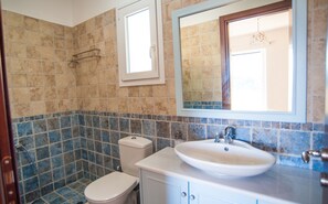 Villa, eingeschränkter Meerblick | Badezimmer | Dusche, kostenlose Toilettenartikel, Haartrockner, Handtücher