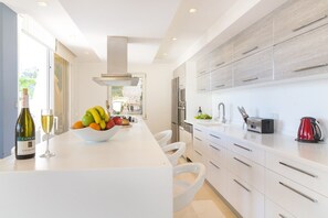 Villa, 4 Bedrooms | Private kitchenette