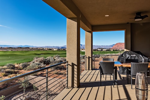 Luxe 5BR Sleeps 16 - Hot Tub, Firepit & Walkout